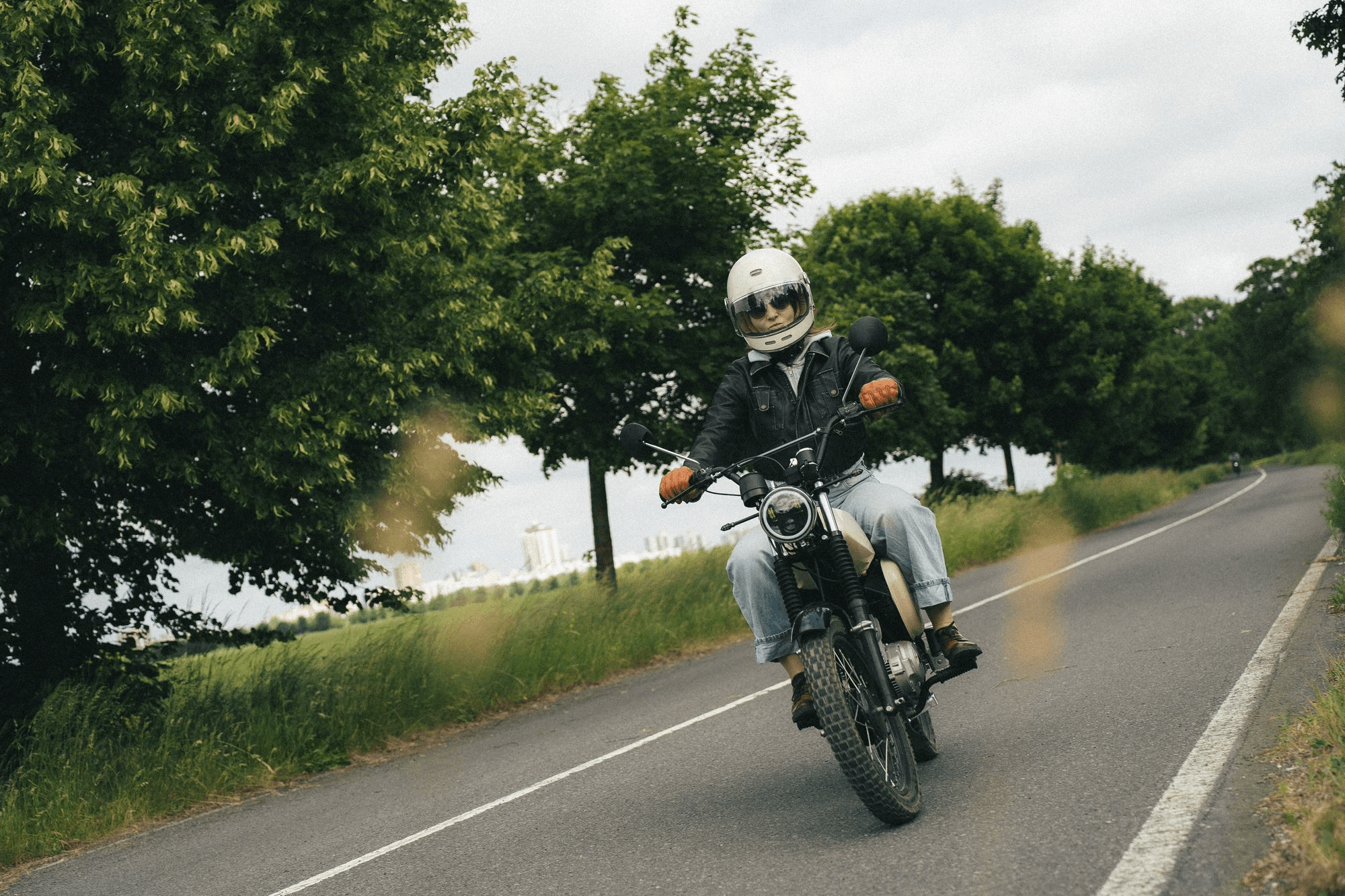 Oldtimer und Simson-Moped in einer Garage in der Dämmerung
