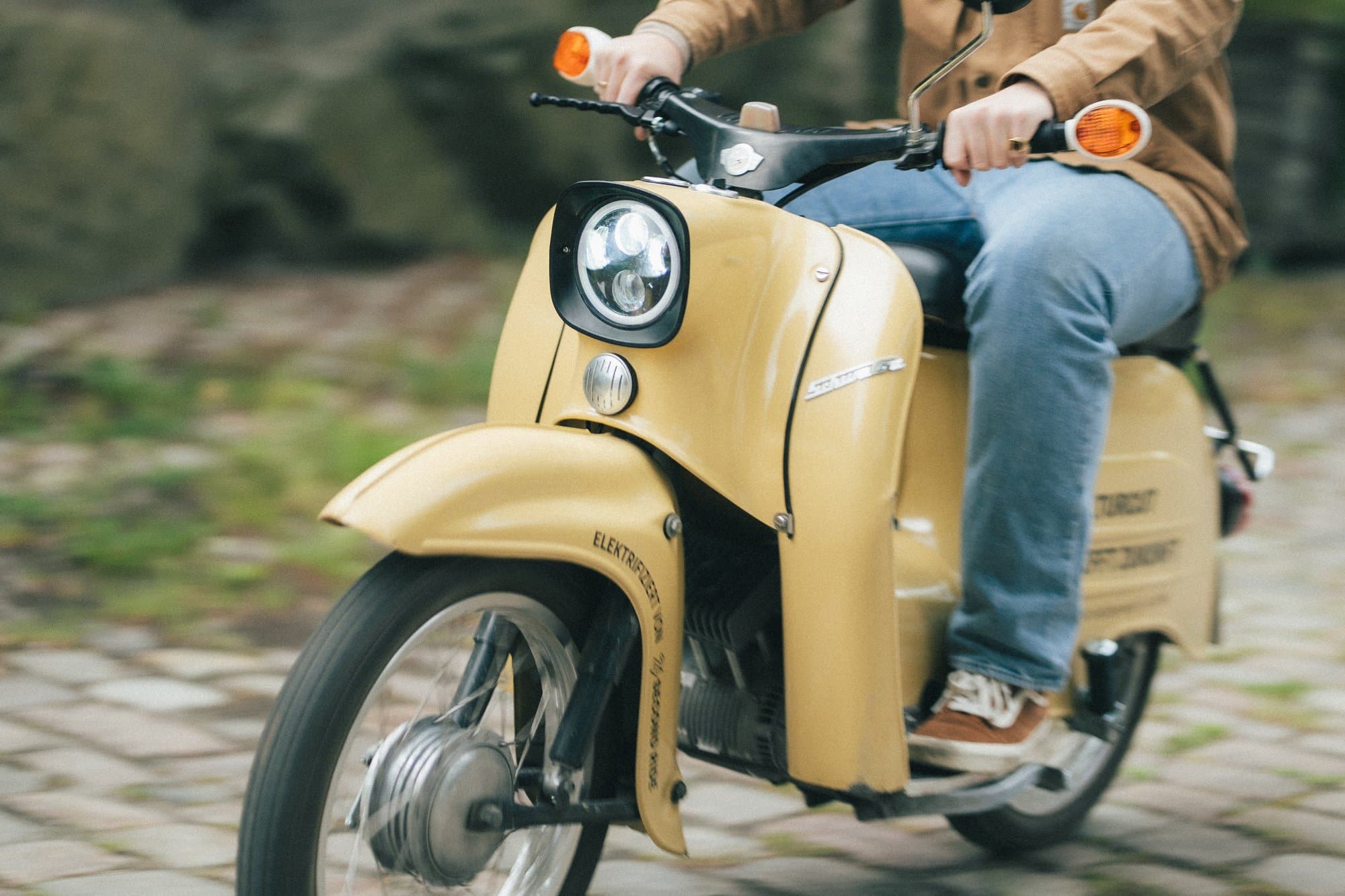 Lifestyle-Aufnahme: Simson E-Moped in der Stadt