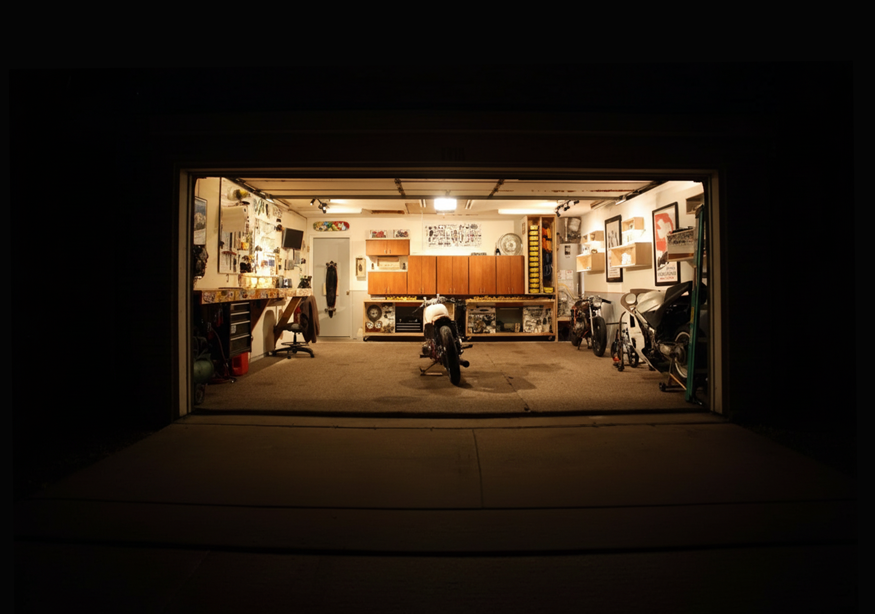 Simson Moped in einer Hobby-Werkstatt bei Nacht